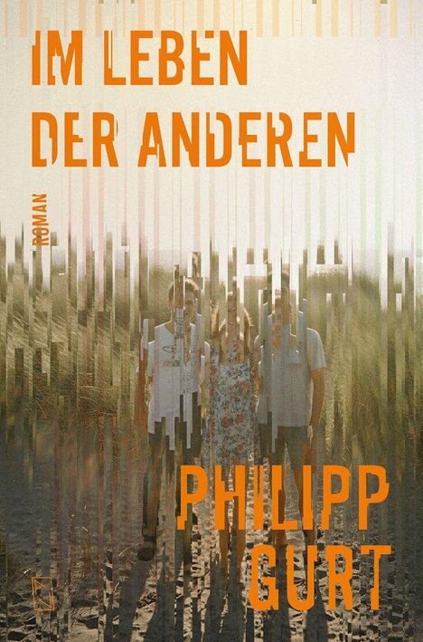 "Im Leben der Anderen" und "Philipp Gurt" in Orange. Verpixeltes Gruppenfoto in einer sandigen Umgebung.