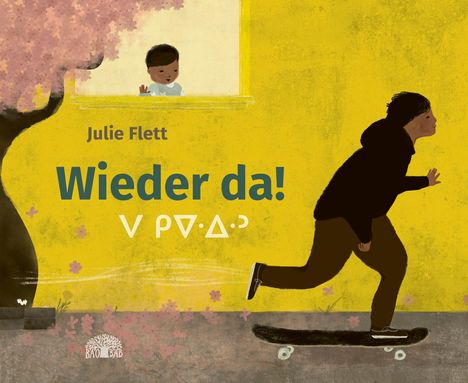 "Wieder da!", Text von Julie Flett, Kind am Fenster, Person auf Skateboard, gelber Hintergrund mit Baum.