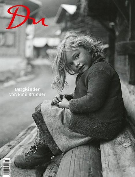 "Bergkinder von Emil Brunner". Ein Kind mit langen Haaren sitzt draußen auf Holzbalken und schaut über die Schulter.