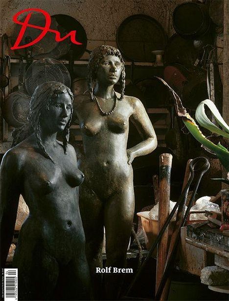 Text: "Du" in Rot, "Rolf Brem". Zwei weibliche Skulpturen in einer Werkstatt, umgeben von Werkzeugen und Töpfen.