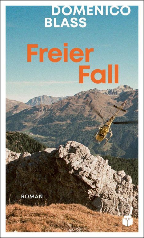 "Domenico Blass, Freier Fall, Roman." Ein Hubschrauber fliegt über felsige Berge unter klarem, blauem Himmel.