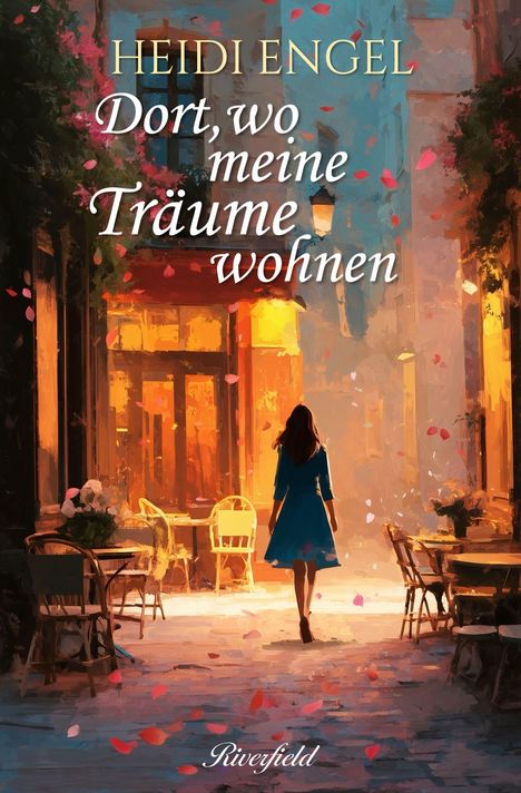 Eine Frau in blauer Kleidung geht in einer warm beleuchteten Gasse mit Tischen und Stühlen entlang, Blüten fallen herab.