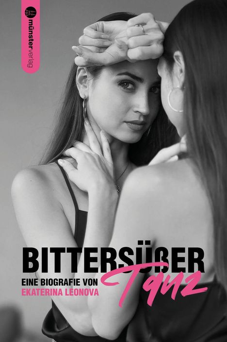 "BITTERSÜßER TANZ. EINE BIOGRAFIE VON EKATERINA LEONOVA." Frau mit Spiegelung in Schwarz-Weiß, elegante Pose.