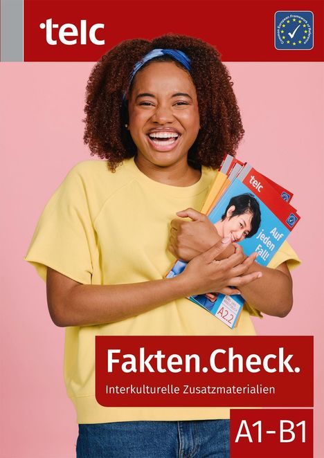 "Fakten.Check. Interkulturelle Zusatzmaterialien A1-B1." Junge Frau mit afroamerikanischen Gesichtszügen, lächelt, hält Hefte.