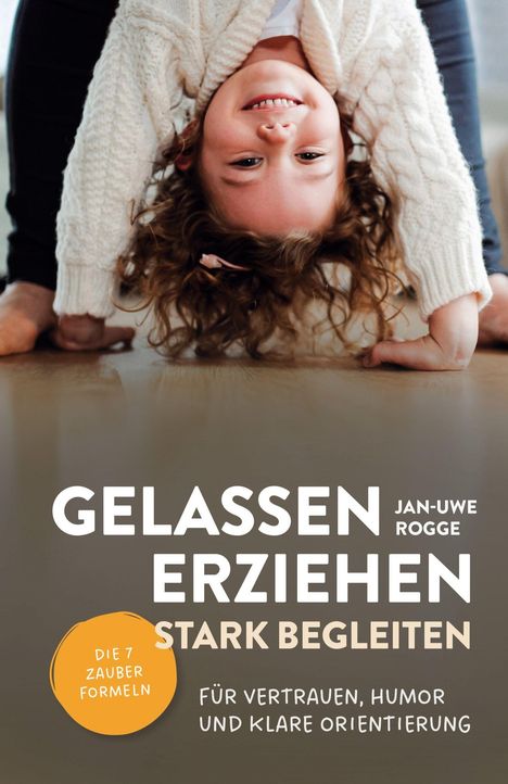 „Gelassen Erziehen, Stark Begleiten“ von Jan-Uwe Rogge. Kind in weißem Pullover lacht kopfüber.