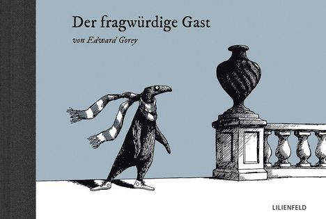 „Der fragwürdige Gast, von Edward Gorey.“ LILIENFELD. Eine schwarz-weiße Illustration: ein Pinguin mit Schal.