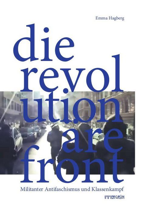 Text: "die revolutionäre front, Militanter Antifaschismus und Klassenkampf, Emma Hagberg, IMMERGRÜN".  
Menschenmenge auf einer Straße.