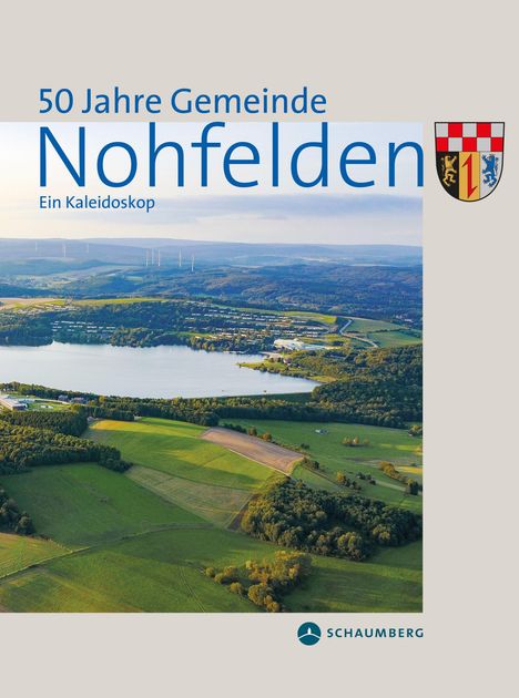 50 Jahre Gemeinde Nohfelden, Ein Kaleidoskop. Wappen, Landschaftsaufnahme eines Sees umgeben von Feldern und Hügeln.