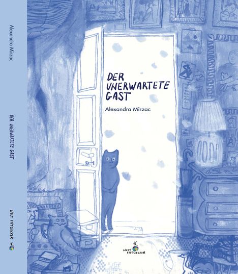 „DER UNERWARTETE GAST“, Alexandra Mirzac. Ein gezeichneter Raum mit offenem Fenster, Katze und Eule, bläuliche Töne.