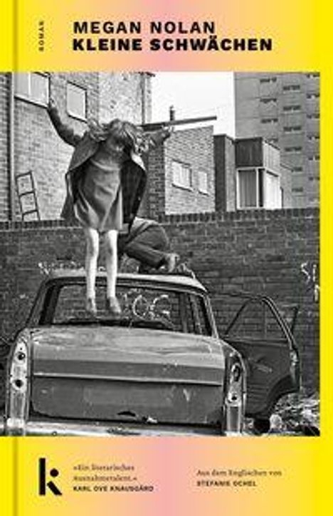 Oben steht "MEGAN NOLAN KLEINE SCHWÄCHEN". Eine Frau steht tanzend auf einem alten Auto vor Ziegelmauern.