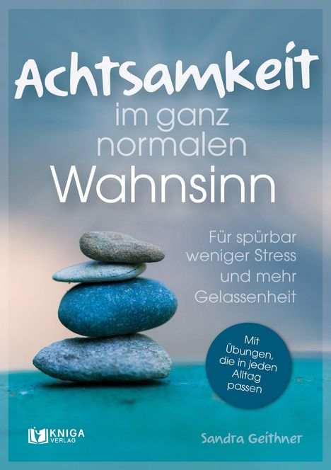 „Achtsamkeit im ganz normalen Wahnsinn“, für weniger Stress. Steine in Balance, beruhigender Hintergrund.