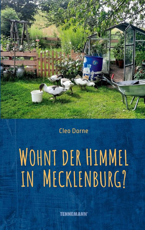 Text: "Cleo Dorne - WOHNT DER HIMMEL IN MECKLENBURG?"
Szene: Ländlicher Garten mit Gänsen vor einem Gewächshaus.