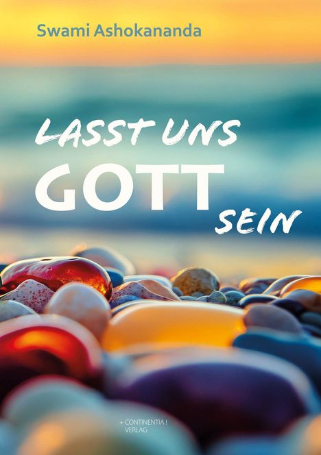 Der Text "Swami Ashokananda: Lasst uns Gott sein" über verschwommenem Meer, mit bunten Steinen im Vordergrund.