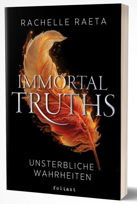 „Immortal Truths, Unsterbliche Wahrheiten“. Eine leuchtende, orange Feder auf schwarzem Hintergrund.