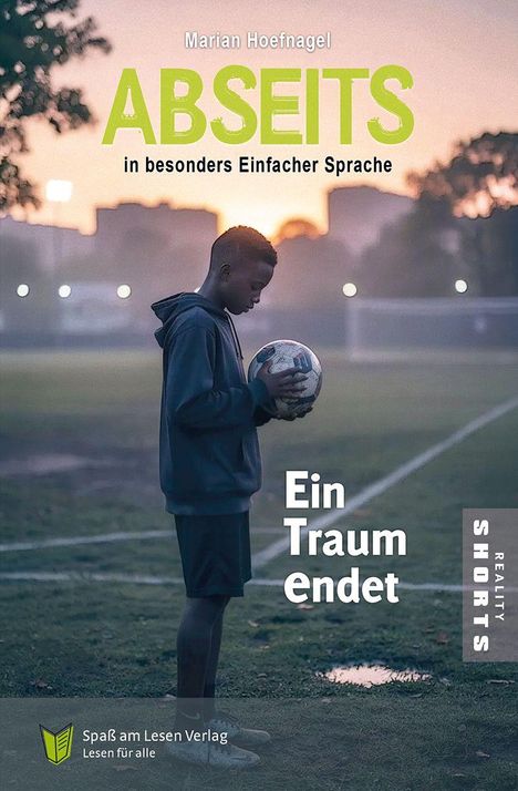 Oben: Marian Hoefnagel. Titel: ABSEITS. Unten: Ein Traum endet. Ein Junge hält einen Fußball auf einem Spielfeld.