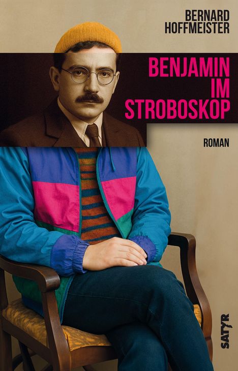 "Benjamin im Stroboskop" ist ein Roman von Bernard Hoffmeister. Ein Mann mit Brille und gelber Mütze sitzt auf einem Stuhl.