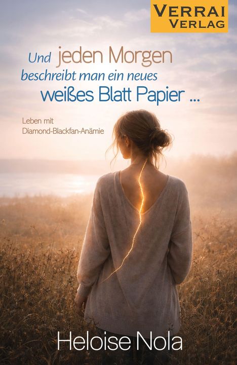 Text: "Und jeden Morgen beschreibt man ein neues weißes Blatt Papier ... Leben mit Diamond-Blackfan-Anämie. Heloise Nola."

Eine Frau steht in einem Feld im Sonnenuntergang, ein Lichtstrahl verläuft über ihren Rücken.