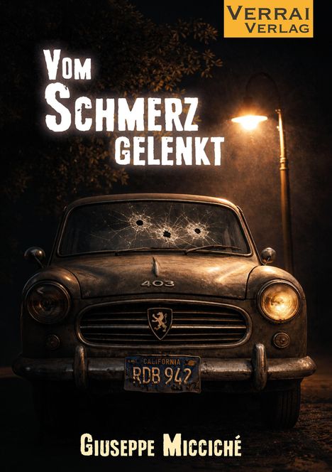 Titel: "Vom Schmerz gelenkt". Autor: Giuseppe Micciché. Ein altes Auto mit Einschusslöchern steht unter einer Straßenlaterne.