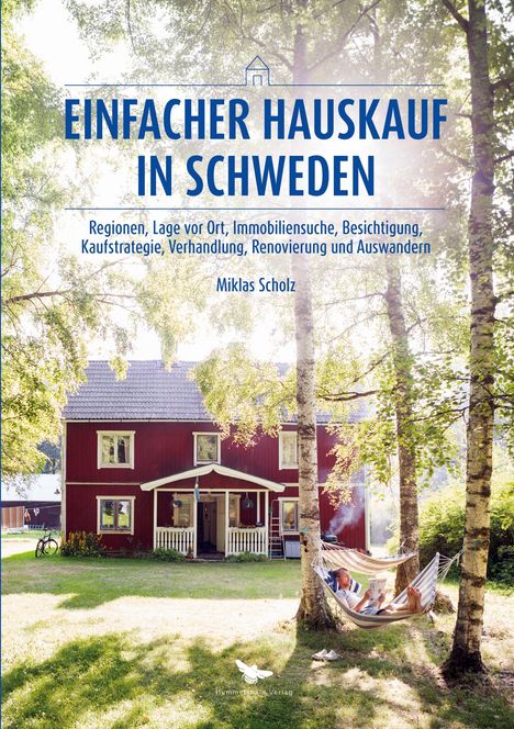 „Einfacher Hauskauf in Schweden“ und weitere Hinweise. Ein rotes Haus im Grünen, eine Person in einer Hängematte.