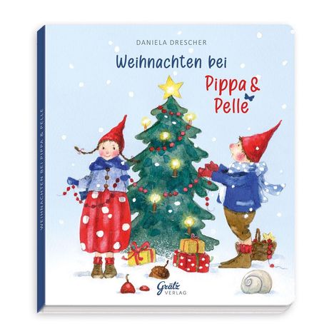 "Weihnachten bei Pippa & Pelle", Daniela Drescher. Illustration: Zwei Figuren dekorieren einen Weihnachtsbaum mit Geschenken darunter.