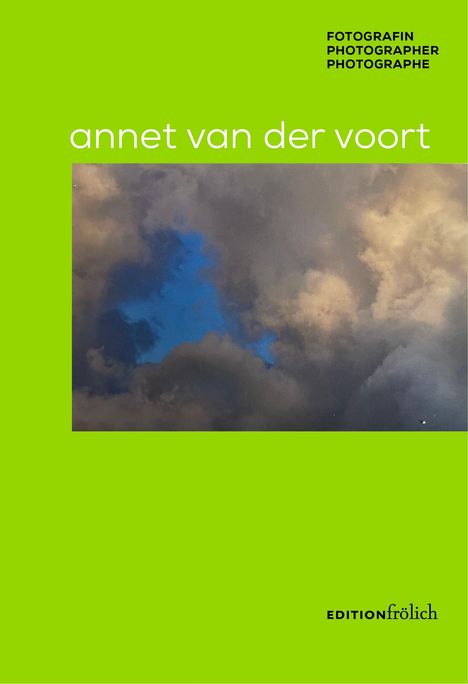 Text: "annet van der voort. FOTOGRAFIN PHOTOGRAPHER PHOTOGRAPHE. EDITION frölich." 
Ein bewölkter Himmel mit blauer Lücke.