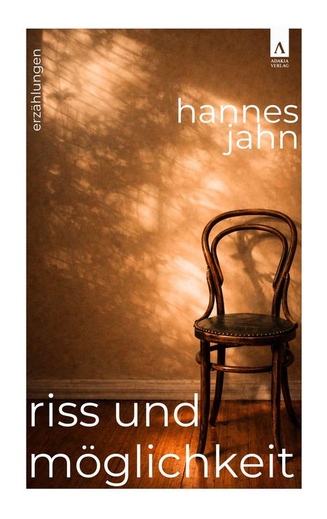 Texts: "hannes jahn", "riss und möglichkeit", "erzählungen", "ADAKIA VERLAG". Ein alter Stuhl vor einer sonnenbeschienenen Wand.