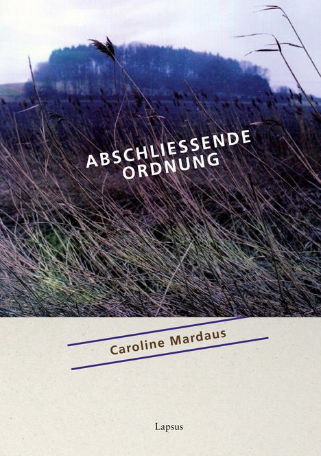 Text: "ABSCHLIESSENDE ORDNUNG", "Caroline Mardaus", "Lapsus". Vordergrund: Gräser, Hintergrund: Baumreihe.