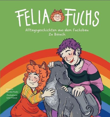 „Felia Fuchs: Alltagsgeschichten aus dem Fuchsbau – Zu Besuch.“ Kind in Fuchskostüm und Person schmusen mit Hund vor Regenbogen.