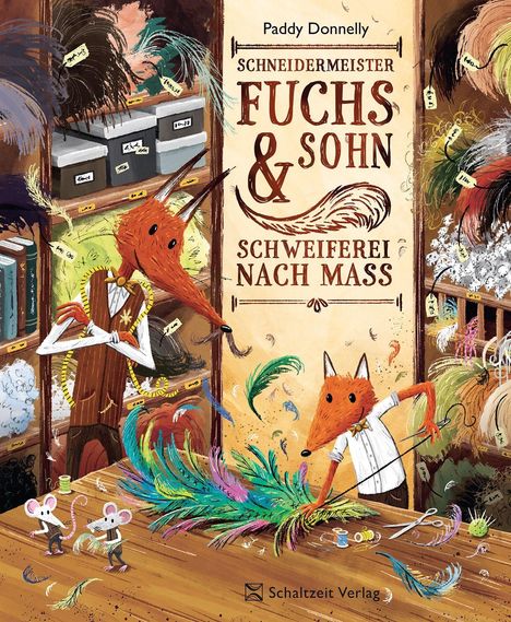 "Schneidermeister Fuchs & Sohn. Schweiferei nach Mass." Ein Fuchs schneidert mit bunten Federn, zwei Mäuse helfen.
