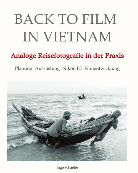 "Back to Film in Vietnam. Analoge Reisefotografie in der Praxis. Planung, Ausrüstung, Nikon F3, Filmentwicklung. Ingo Schaefer." Zwei Männer schieben ein Holzboot ins Wasser.
