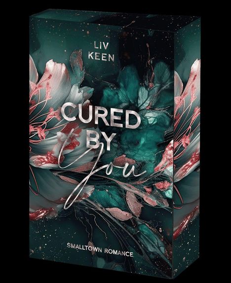 Text: "Cured by You," "Liv Keen," "Smalltown Romance." Illustration dunkler Blumen mit rosa und grünen Akzenten im Hintergrund.