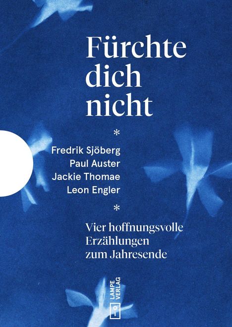 Text: "Fürchte dich nicht", Namen von vier Autoren, "Vier hoffnungsvolle Erzählungen zum Jahresende". Blau mit weißen Formen.