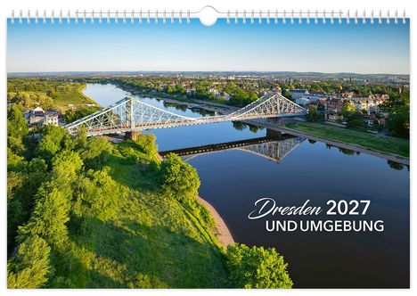 Dresden 2027 UND UMGEBUNG. Eine Brücke über einen Fluss, umgeben von grüner Landschaft und Stadt.