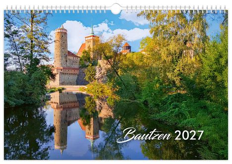 Text: "Bautzen 2027". Ein Schloss mit Türmen spiegelt sich in einem Fluss, umgeben von üppiger Vegetation.