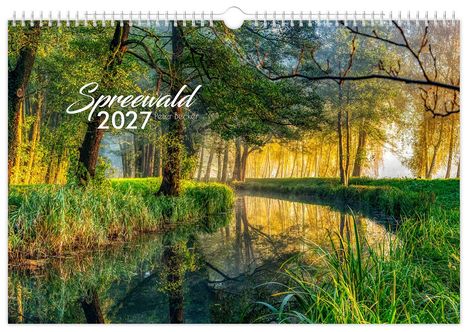 „Spreewald 2027 Peter Becker“ in eleganter Schrift. Ein idyllischer Fluss, umgeben von Bäumen im warmen Morgenlicht.