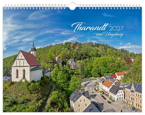 „Tharandt 2027 und Umgebung“ in eleganter Schrift. Eine Kirche auf einem Hügel, umgeben von grünen Wäldern und Häusern.