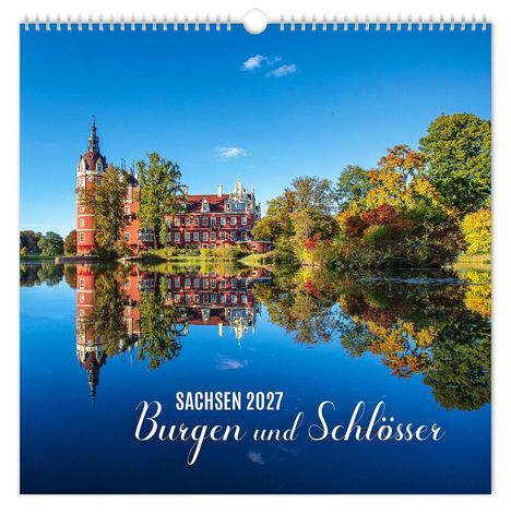 Text: "Sachsen 2027 Burgen und Schlösser". Rotes Schloss mit Türmen spiegelt sich in einem ruhigen See, umgeben von bunten Bäumen.