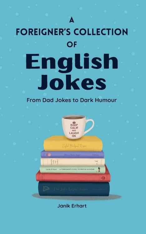 „A Foreigner’s Collection of English Jokes“; Tasse auf Bücherstapel, hellblauer Hintergrund. Autor: Janik Erhart.