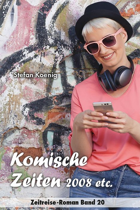 „Stefan Koenig, Komische Zeiten 2008 etc., Zeitreise-Roman Band 20“ steht vor Graffiti. Frau in Pink mit Hut und Kopfhörern.