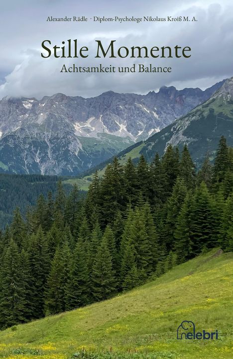 "Stille Momente: Achtsamkeit und Balance" vor Berglandschaft mit Tannenwald. Links oben Wolken, unten ein kleines Logo.