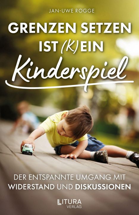 "Jan-Uwe Rogge: GRENZEN SETZEN IST (K)EIN Kinderspiel. Kind spielt entspannt mit einem Spielzeugauto auf dem Boden."