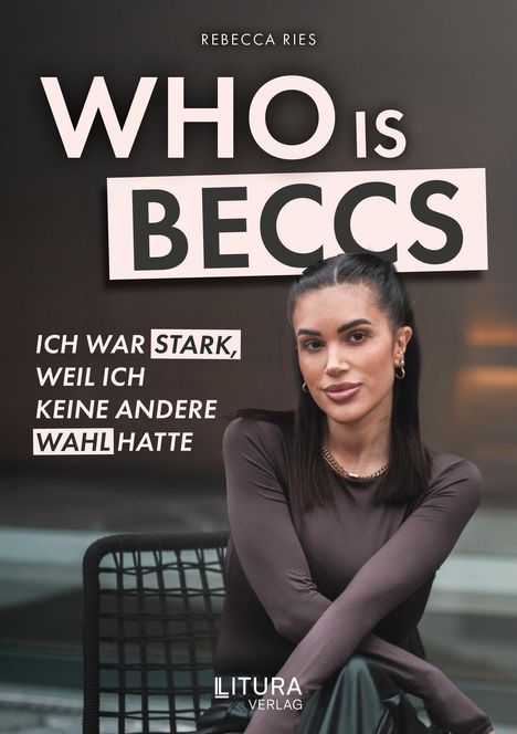 "WHO IS BECCS" und "ICH WAR STARK, WEIL ICH KEINE ANDERE WAHL HATTE". Frau mit verschränkten Armen sitzt lächelnd.