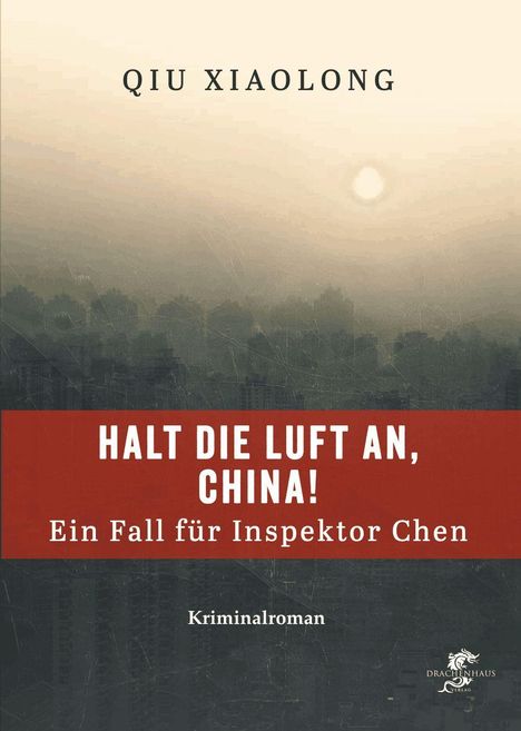 Text: "Halt die Luft an, China! Ein Fall für Inspektor Chen". 
Illustration: Skyline bei Dämmerung oder Nebel.