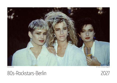 Text: 80s-Rockstars-Berlin, 2027. Drei Frauen in weißen Outfits mit großen Ohrringen stehen eng zusammen.