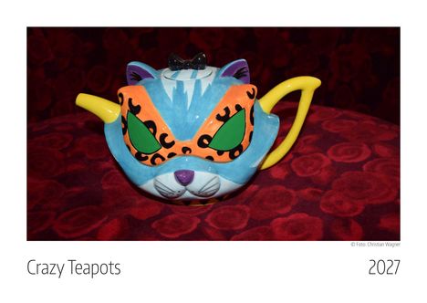 „Crazy Teapots“ 2027. Eine bunte Teekanne in Katzenform mit leuchtenden Farben und verspieltem Design.