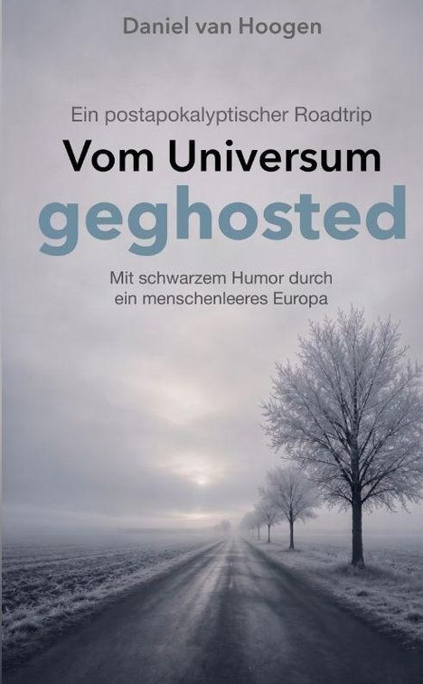 "Vom Universum gehosted" von Daniel van Hoogen. Winterliche Straße mit vereisten Bäumen unter grauem Himmel.