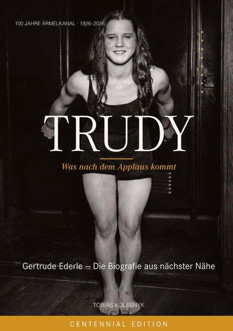 "100 Jahre Ärmelkanal 1926–2026. TRUDY: Was nach dem Applaus kommt. Gertrude Ederle – Die Biografie aus nächster Nähe." Eine Frau lächelt.