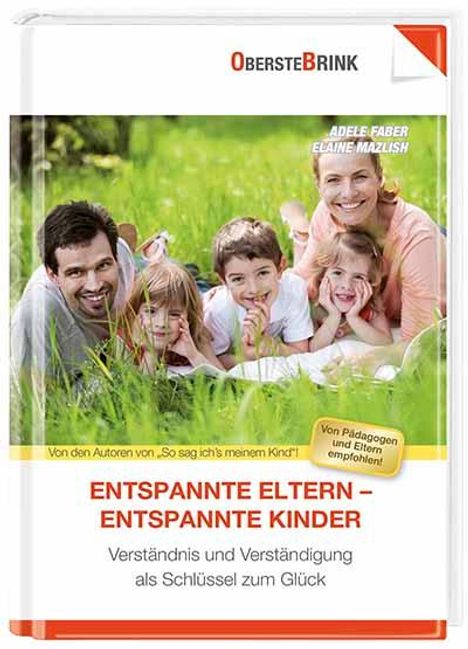 "Entspannte Eltern – Entspannte Kinder: Verständnis und Verständigung als Schlüssel zum Glück." Eine Familie liegt im Gras.