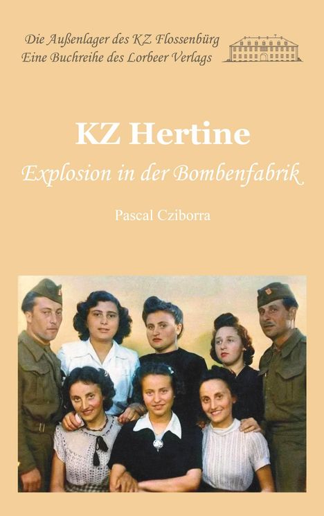 "KZ Hertine. Explosion in der Bombenfabrik. Pascal Cziborra." Sieben Menschen, teils in Uniform, lächelnd in zwei Reihen.