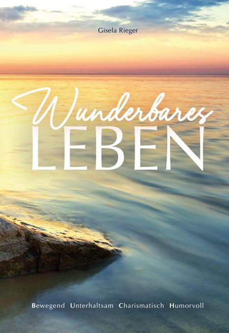 "Wunderbares Leben" in großen Buchstaben, darunter: Bewegend, Unterhaltsam, Charismatisch, Humorvoll. Sonnenuntergang am Meer.